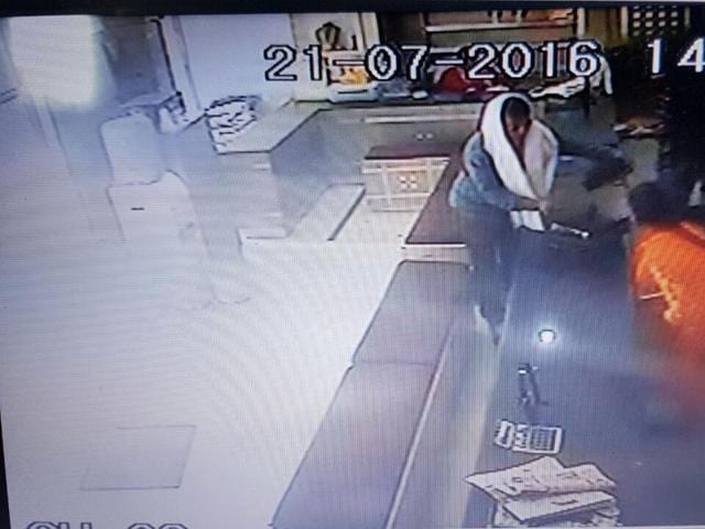 The incident was captured on CCTV cameras of the shop, Bhola Jewellers, in New Colony and the man had a towel on his head (CCTV grab/HT Photo) The incident was captured on CCTV cameras of the shop, Bhola Jewellers, in New Colony and the man had a towel on his head (CCTV grab/HT Photo)