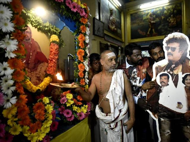 A priest performs aarti on the release of Rajinikanth film Kabali at Matunga Murugan Temple in Mumbai. (Photo by Arijit Sen/ Hindustan Times)