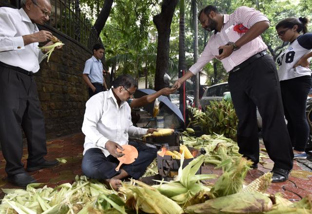 Vijay Gupta, a popular corn vendor near 5 Gardens in Matunga. (Kunal Patil / HT Photo)