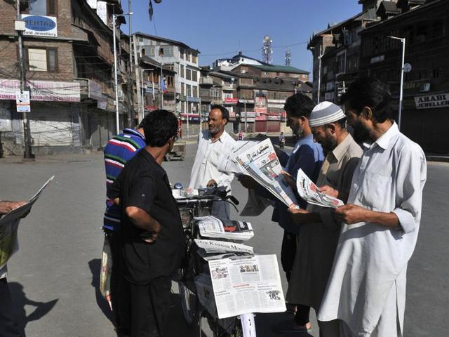 Kashmiri men read the morning newspaper at a newspaper store despite the curfew in Srinagar on Thursday. Newspapers hit the stands this morning in Kashmir after a gap of five days.(Waseem Andrabi/ HT Photo) Kashmiri men read the morning newspaper at a newspaper store despite the curfew in Srinagar on Thursday. Newspapers hit the stands this morning in Kashmir after a gap of five days.(Waseem Andrabi/ HT Photo)