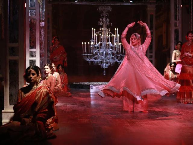 Kathak dancer Manjari Chaturvedi’s performance was interspersed with models starting the show with crystal-encrusted lehengas and drapes in dewy pastels, along with ombre play.  (Amal KS/ HT Photo) 