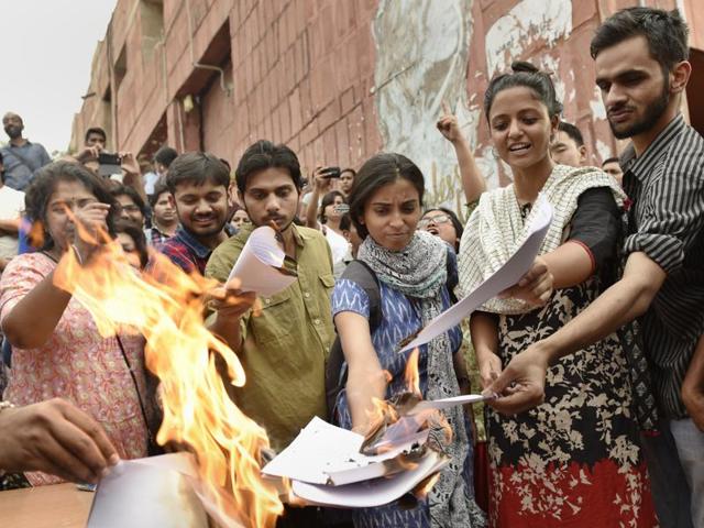 JNU student leaders Kanhaiya Kumar and Umar Khalid with others protest in front of the administrative block. (Vipin Kumar/ HT Photo) JNU student leaders Kanhaiya Kumar and Umar Khalid with others protest in front of the administrative block. (Vipin Kumar/ HT Photo)