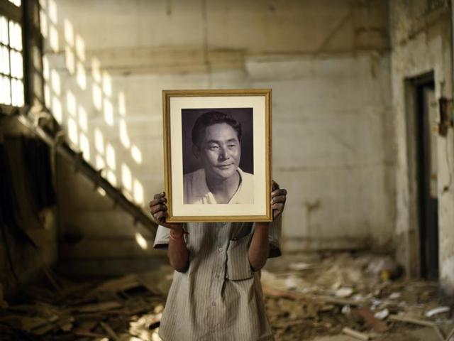 A worker shows a photo from the old times. (Ravi Choudhary/HT PHOTO) A worker shows a photo from the old times. (Ravi Choudhary/HT PHOTO)