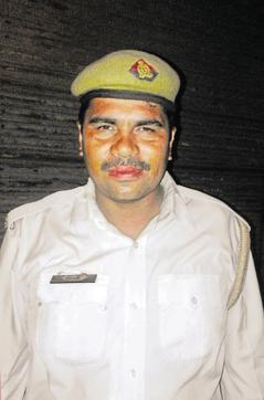 Constable Ravi Kumar returned a Delhi resident’s purse that contained Rs 10,000 in cash, a cellphone and documents. Constable Ravi Kumar returned a Delhi resident’s purse that contained Rs 10,000 in cash, a cellphone and documents.