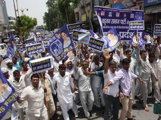 Dalit bodies taking out a protest march against the alleged repeated attacks on Dalits in Haryana, Gujarat and Uttar Pradesh, in Rohtak on Wednesday.(Manoj Dhaka/HT Photo) Dalit bodies taking out a protest march against the alleged repeated attacks on Dalits in Haryana, Gujarat and Uttar Pradesh, in Rohtak on Wednesday.(Manoj Dhaka/HT Photo)