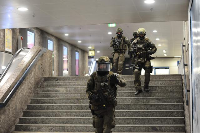 Police walk inside a subway station Karlsplatz (Stachus) near a shopping mall following a shooting in Munich. (AFP Photo) Police walk inside a subway station Karlsplatz (Stachus) near a shopping mall following a shooting in Munich. (AFP Photo)