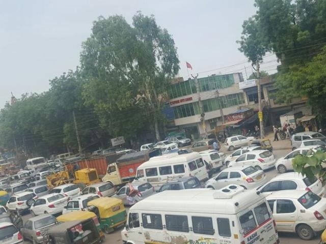 The accident led to a pile-up, resulting in a jam on the old Delhi-Gurgaon road for several hours and nearby areas. (PARVEEN KUMAR/HT PHOTO) The accident led to a pile-up, resulting in a jam on the old Delhi-Gurgaon road for several hours and nearby areas. (PARVEEN KUMAR/HT PHOTO)