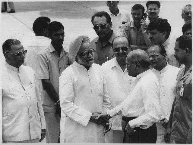 Prime Minister PV Narasimha Rao with then finance minister Manmohan Singh, and other cabinet colleagues and senior officials at the Delhi airport, before leaving for a visit to Russia in June 1994