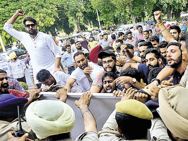 The protests invariably turned into a show of strength as the student organisations which were not active in the recent past were screaming slogans against the authorities and sat on dharna. (Ravi Kumar/HT Photo) The protests invariably turned into a show of strength as the student organisations which were not active in the recent past were screaming slogans against the authorities and sat on dharna. (Ravi Kumar/HT Photo)