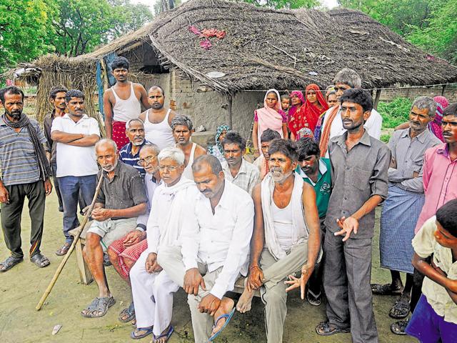 A group of villagers belonging to the Scheduled Castes shared their views on discrimination against Dalits at Dhanuasaand village in Mohanlalganj, Lucknow.(Deepak Gupta/HT Photo)