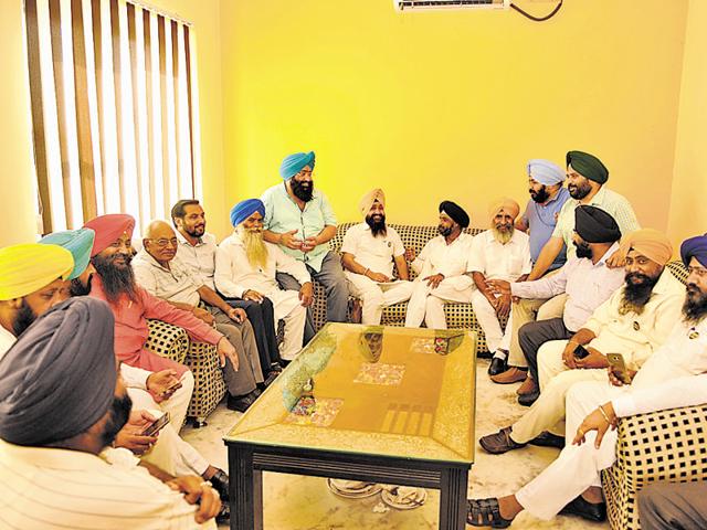 Sabi, who arrived in the city in the morning, first met the councillors, including deputy mayor Arvinder Kaur Oberoi and her husband Kuldeep Oberoi, and then met Bhatia. (HT Photo)