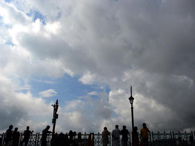 People enjoying a cloudy Saturday in Shimla on Saturday. (Deepak Sansta/HT Photo) People enjoying a cloudy Saturday in Shimla on Saturday. (Deepak Sansta/HT Photo)