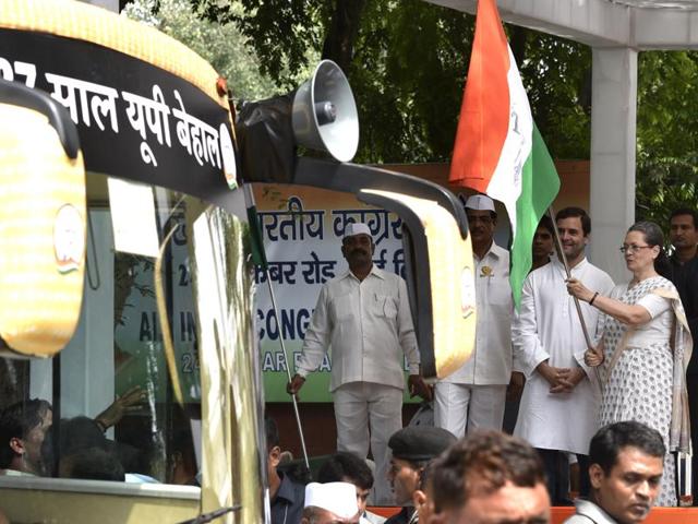 Congress president Sonia Gandhi flagged the bus yatra from the party’s national headquarters at 24, Akbar Road in the Capital on Saturday. (Mohd Zakir/HT Photo) Congress president Sonia Gandhi flagged the bus yatra from the party’s national headquarters at 24, Akbar Road in the Capital on Saturday. (Mohd Zakir/HT Photo)