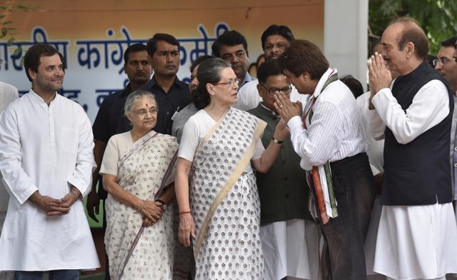 Congress president Sonia Gandhi and vice-president Rahul Gandhi with UP incharge Ghulam Nabi Azad, UP party president Raj Babbar and chief ministerial candidate Shiela Dikshit at the flag off (Mohd Zakir/HT Photo) Congress president Sonia Gandhi and vice-president Rahul Gandhi with UP incharge Ghulam Nabi Azad, UP party president Raj Babbar and chief ministerial candidate Shiela Dikshit at the flag off (Mohd Zakir/HT Photo)