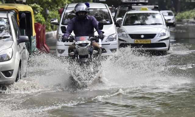 Vehicles wade through logged rain water during a heavy rainfall at South Delhi Mehrauli, airport road.(Raj K Raj)