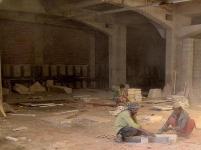 The labour department reportedly held a meeting, chaired by Punjab labour minister Bhagat Chunni Lal, on Wednesday and decided not to carry out any new project with Punjab Building and Other Construction Workers’ Welfare Board (BOCW) funds.(Representative image) The labour department reportedly held a meeting, chaired by Punjab labour minister Bhagat Chunni Lal, on Wednesday and decided not to carry out any new project with Punjab Building and Other Construction Workers’ Welfare Board (BOCW) funds.(Representative image)