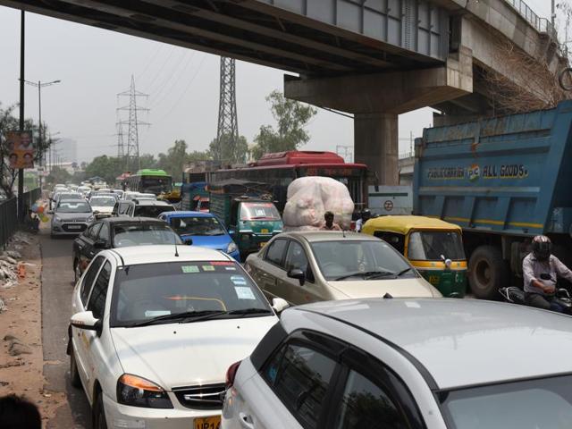 AAP supporters’ protest over MLA Amanatullah Khan’s arrest held up traffic near Kalindi Kunj in New Delhi, on Sunday. (Sushil Kumar/ Hindustan Times) AAP supporters’ protest over MLA Amanatullah Khan’s arrest held up traffic near Kalindi Kunj in New Delhi, on Sunday. (Sushil Kumar/ Hindustan Times)