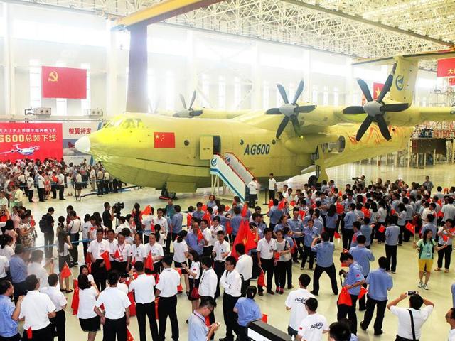 This picture taken on Saturday shows a crowd at a ceremony to unveil the AG600 amphibious plane in Zhuhai, in south China's Guangdong Province. (AFP) This picture taken on Saturday shows a crowd at a ceremony to unveil the AG600 amphibious plane in Zhuhai, in south China's Guangdong Province. (AFP)