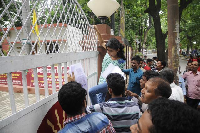 Nishu from Kushinagar trying to jump over the fence to sit in NEET -2 examination after she was denied entry for being 5 minutes late to the examination centre in Lucknow on Sunday. (Deepak Gupta/ HT photo) Nishu from Kushinagar trying to jump over the fence to sit in NEET -2 examination after she was denied entry for being 5 minutes late to the examination centre in Lucknow on Sunday. (Deepak Gupta/ HT photo)