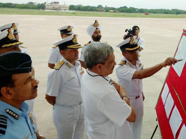 Defence minister Manohar Parrikar being briefed on the search operations of missing IAF AN-32 aircraft at Naval Air Station in Arakkonam, Chennai, on Saturday.(PTI)