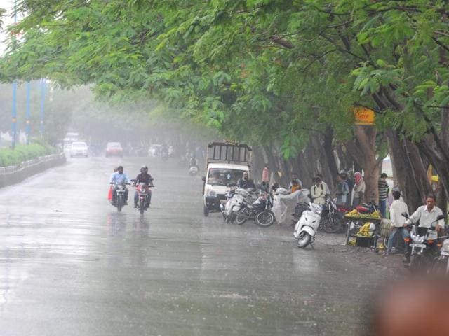 Heavy showers lashed Bhopal on Saturday. Areas like Link Road No. 2 remained submerged throughout the day as the city received 110mm of rainfall. (HT photo) Heavy showers lashed Bhopal on Saturday. Areas like Link Road No. 2 remained submerged throughout the day as the city received 110mm of rainfall. (HT photo)