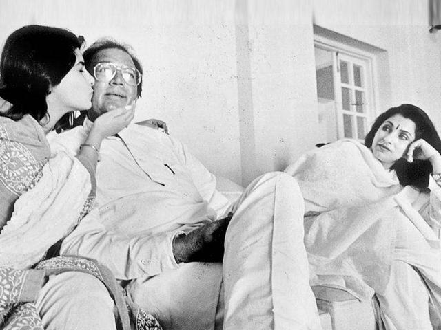 (File photo) Twinkle Khanna with her father and mother, Dimple. (HT Photo) (File photo) Twinkle Khanna with her father and mother, Dimple. (HT Photo)