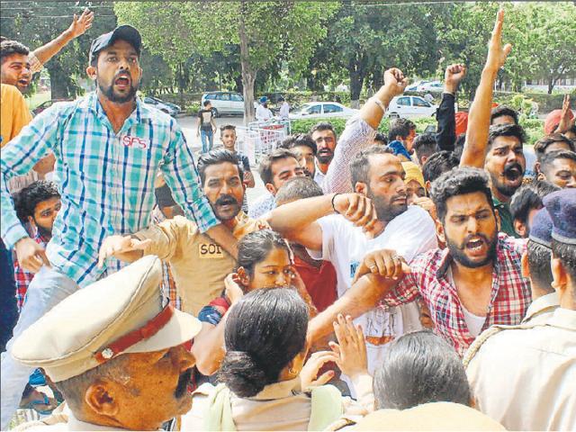 Students protesting outside the administrative block in Panjab University on Sunday. Most courses will now have an examination fee of Rs 2,500. (Keshav Singh/HT) Students protesting outside the administrative block in Panjab University on Sunday. Most courses will now have an examination fee of Rs 2,500. (Keshav Singh/HT)