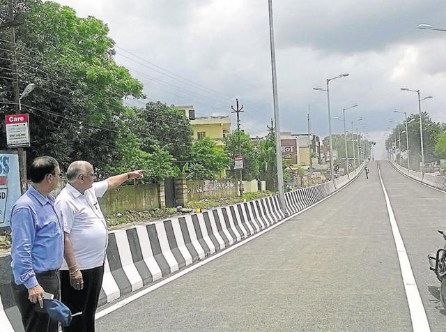 The flyover in Balliwala area in Dehradun that was inaugurated by chief minister Harish Rawat on Monday. (HT Photo) The flyover in Balliwala area in Dehradun that was inaugurated by chief minister Harish Rawat on Monday. (HT Photo)