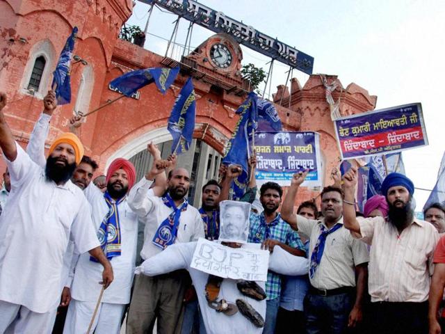 BSP activists protest against expelled BJP leader Dayashankar Singh over his comments on BSP supremo Mayawati, in Amritsar.(PTI File) BSP activists protest against expelled BJP leader Dayashankar Singh over his comments on BSP supremo Mayawati, in Amritsar.(PTI File)