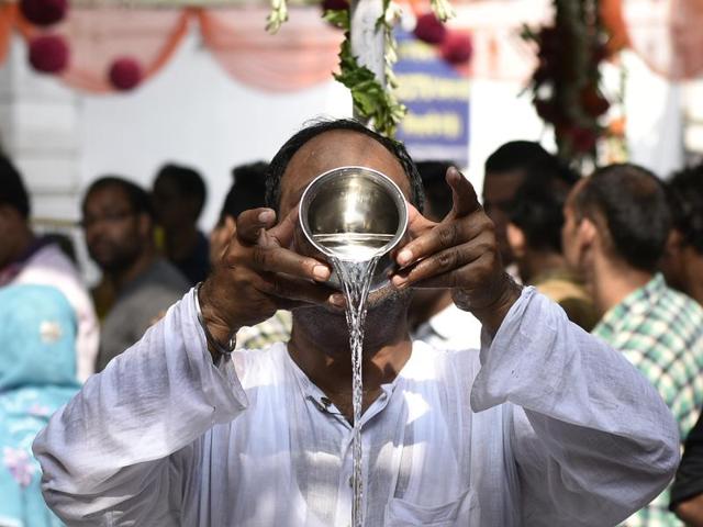 Shiva temples in Gorakhpur, Kanpur, Lucknow and Agra saw thousands of devotees line up to offer prayers to the deity. (Ravi Choudhary/HT Photo) Shiva temples in Gorakhpur, Kanpur, Lucknow and Agra saw thousands of devotees line up to offer prayers to the deity. (Ravi Choudhary/HT Photo)