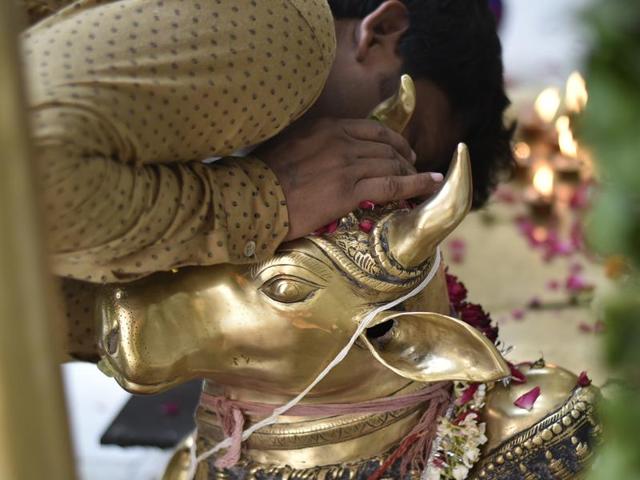 Devotees offer prayers at the Gauri Shankar temple in New Delhi. (Ravi Choudhary/HT Photo) Devotees offer prayers at the Gauri Shankar temple in New Delhi. (Ravi Choudhary/HT Photo)