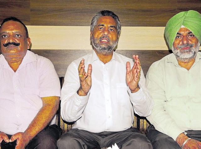 Punjab Rice Millers Association president Tarsem Saini addressing mediapersons in Patiala on Sunday. (Bharat Bhushan/HT) Punjab Rice Millers Association president Tarsem Saini addressing mediapersons in Patiala on Sunday. (Bharat Bhushan/HT)