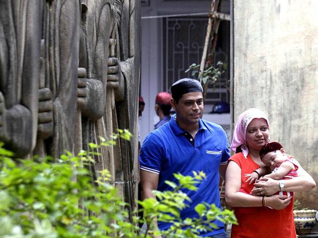 A Parsi couple walks past relief figures of knights at a Fire Temple after offering prayers on the Parsi New Year 'Navroz' at Tardeo in Mumbai.(Kunal Patil/ HT File Photo)