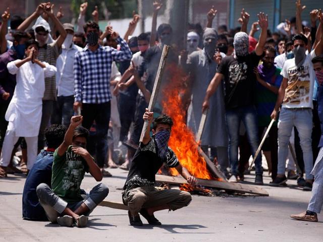 Protesters hold sticks as they shout slogans during a protest in Srinagar, in Kashmir.(Reuters Photo) Protesters hold sticks as they shout slogans during a protest in Srinagar, in Kashmir.(Reuters Photo)