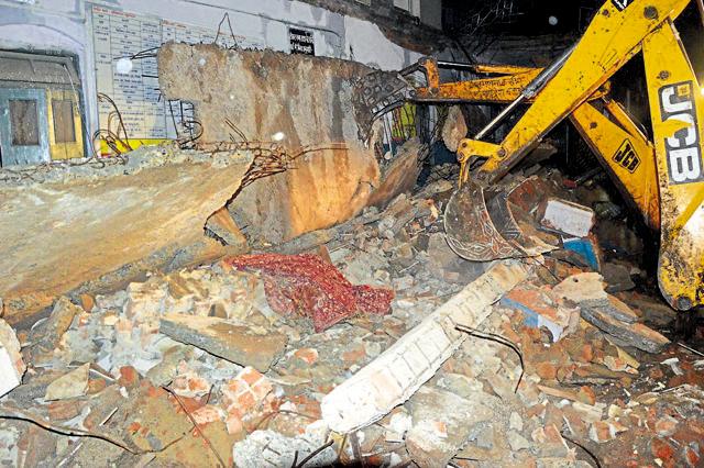 Chaos prevailed at the hospital as crowds gathered to see what happened, while a crane was pressed into service to clear the debris. (HT Photo)