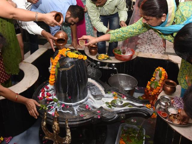 People worship Lord Shiva on the first Monday of Hindu calendar Shravan, at a temple in Preet Vihar in New Delhi. (Sushil Kumar/HT Photo) People worship Lord Shiva on the first Monday of Hindu calendar Shravan, at a temple in Preet Vihar in New Delhi. (Sushil Kumar/HT Photo)