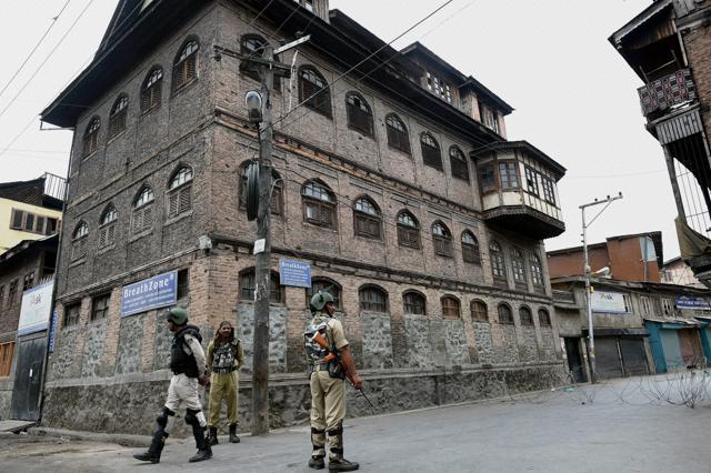 Curfew remained in Srinagar for a 17th day following the death of Hizbul Mujahideen commander Burhan Wani and two militants. Separatist leaders have been calling for protests and strikes across the Valley, with a ‘Anantnag chalo’ rally planned for Monday. (PTI Photo) Curfew remained in Srinagar for a 17th day following the death of Hizbul Mujahideen commander Burhan Wani and two militants. Separatist leaders have been calling for protests and strikes across the Valley, with a ‘Anantnag chalo’ rally planned for Monday. (PTI Photo)