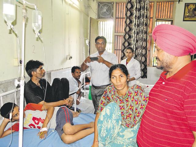 Deputy commissioner Kuldeep Singh Vaid (right) looking at diarrhoea patients during a visit to the civil hospital in Moga on Sunday.(HT Photo)