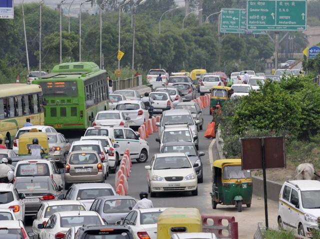 Traffic snarls were witnessed on both sids of the road on Sunday. (Sunil Ghosh/HT Photo) Traffic snarls were witnessed on both sids of the road on Sunday. (Sunil Ghosh/HT Photo)