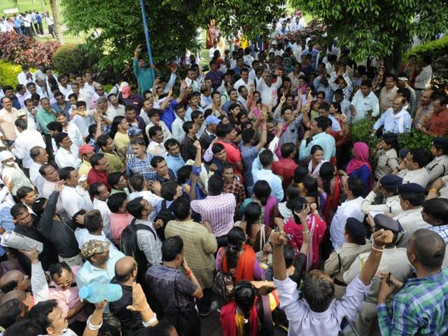 The contract teachers staged a demonstration at Yaadgar-e-Shahjahani park in Bhopal on Monday. (Mujeeb Faruqui/ HT photo) The contract teachers staged a demonstration at Yaadgar-e-Shahjahani park in Bhopal on Monday. (Mujeeb Faruqui/ HT photo)