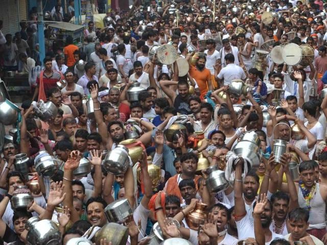 First Monday of Sawan Yadav brothers have Jalabhishek Vishwanath Baba temple at varanasi road. (Rajesh Kumar/Hindustan Times) (Rajesh Kumar/HT Photo) First Monday of Sawan Yadav brothers have Jalabhishek Vishwanath Baba temple at varanasi road. (Rajesh Kumar/Hindustan Times) (Rajesh Kumar/HT Photo)