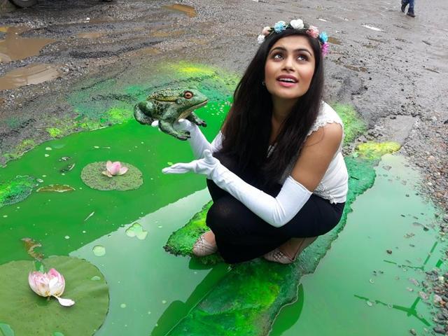 Bengaluru-based artist Baadal Nanjundaswamy recently got a ‘princess’ to ‘kiss a frog’ using a pothole as his canvas.(Photo: Baadal Nanjundaswamy’s Facebook page) Bengaluru-based artist Baadal Nanjundaswamy recently got a ‘princess’ to ‘kiss a frog’ using a pothole as his canvas.(Photo: Baadal Nanjundaswamy’s Facebook page)
