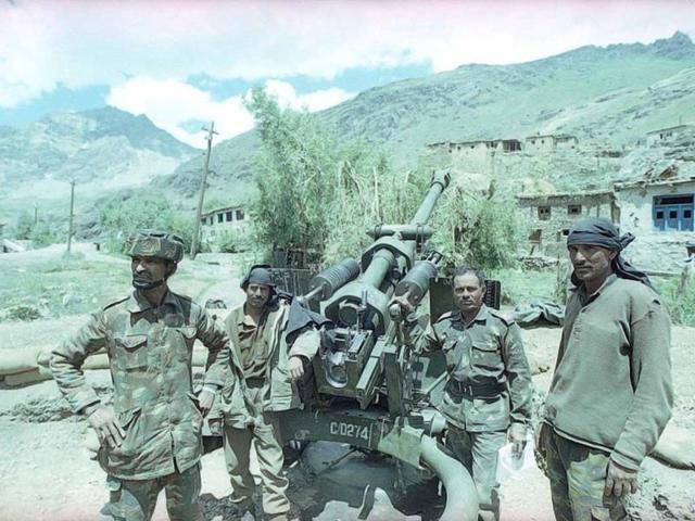 Indian Army soldiers stand alert with the long-range firing equipment during the war. Indian Army soldiers stand alert with the long-range firing equipment during the war.