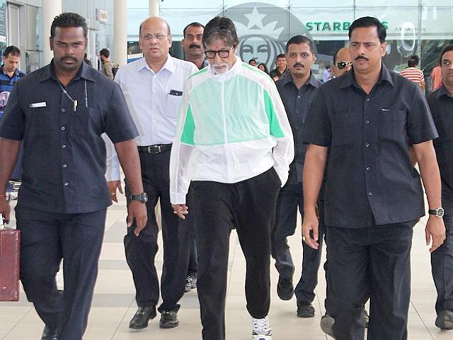 Actor Amitabh Bachchan at the Mumbai airport. The Bollywood legend has round-the-clock security cover from the government. (Yogen Shah/HT PHOTO) Actor Amitabh Bachchan at the Mumbai airport. The Bollywood legend has round-the-clock security cover from the government. (Yogen Shah/HT PHOTO)