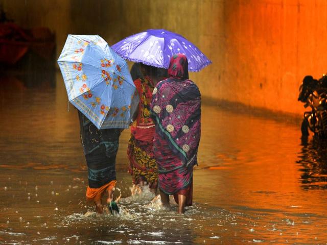 Heavy rains lashed across Noida in the afternoon, inundating various parts of the city. (Sunil Ghosh /HT Photo)