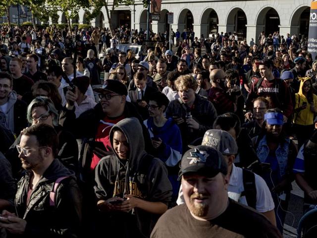 No, these people have not congregated for a movie screening or a music fest or a comic on. They had gathered outside San Francisco’s Ferry Building on July 20, 2016 to play a game that has blurred the boundaries between the virtual and the real, mixing the two, and the result couldn’t have been more overwhelming. (NYT) No, these people have not congregated for a movie screening or a music fest or a comic on. They had gathered outside San Francisco’s Ferry Building on July 20, 2016 to play a game that has blurred the boundaries between the virtual and the real, mixing the two, and the result couldn’t have been more overwhelming. (NYT)
