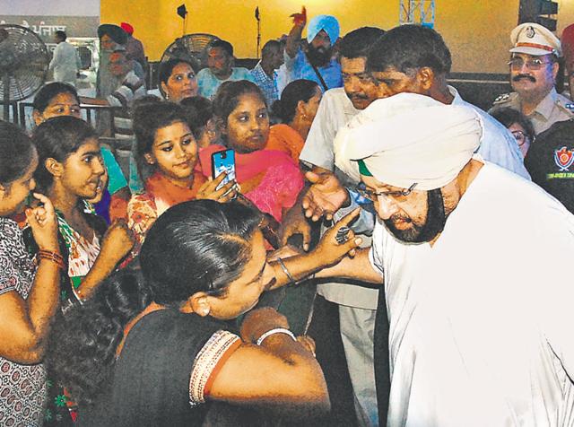 Punjab Congress president Captain Amarinder Singh interacting with people during his ‘Halke Vich Captain’ programme in Dasuya on Monday. (HT photo) Punjab Congress president Captain Amarinder Singh interacting with people during his ‘Halke Vich Captain’ programme in Dasuya on Monday. (HT photo)