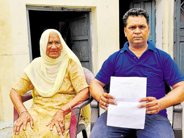 Gurmeet Pal, father of missing child Abhi, with his mother Ram Pyari in Jalandhar, on Monday.(HT Photo)