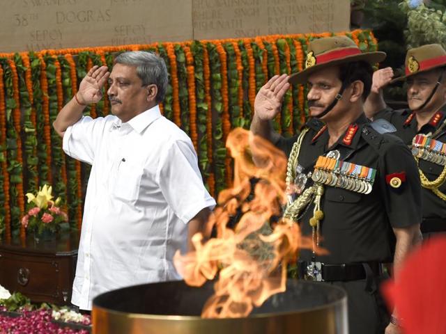 Union defence minister Manohar Parrikar paying floral tributes with Indian Army chief General Dalbir Singh at Amar Jawan Jyoti , India Gate on Kargil Vijay Diwas in New Delhi on Tuesday. (Arvind Yadav/ HT Photo) Union defence minister Manohar Parrikar paying floral tributes with Indian Army chief General Dalbir Singh at Amar Jawan Jyoti , India Gate on Kargil Vijay Diwas in New Delhi on Tuesday. (Arvind Yadav/ HT Photo)