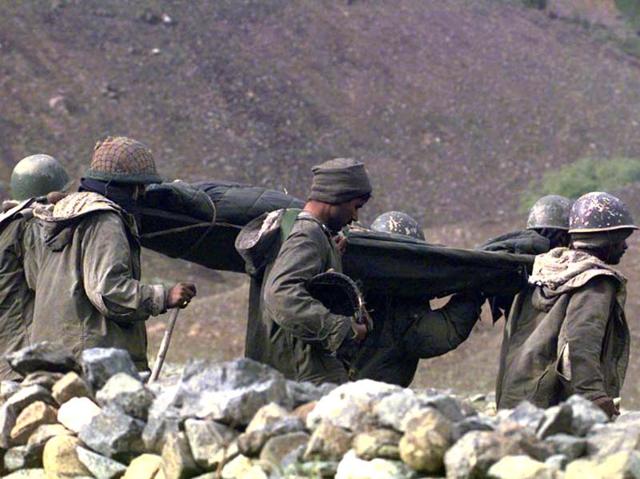 Armymen carrying body of a fallen colleague killed on the June 2 assault on an enemy position in Dras sector. (Pradeep Bhatia /HT file photo) Armymen carrying body of a fallen colleague killed on the June 2 assault on an enemy position in Dras sector. (Pradeep Bhatia /HT file photo)